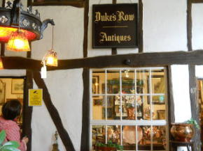 �C�M���X�����t���I�s�E�E�H�o�[���E�A�r�[�̃A���e�B�[�N�Z���^�[��